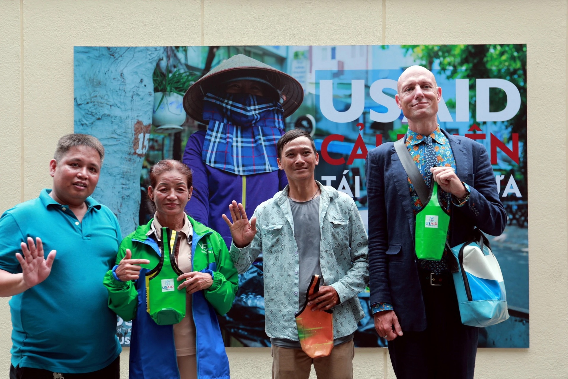 Đội ngũ VECA và quyền Giám đốc USAID Bradley Bessire Đội ngũ VECA và quyền Giám đốc USAID Bradley Bessire