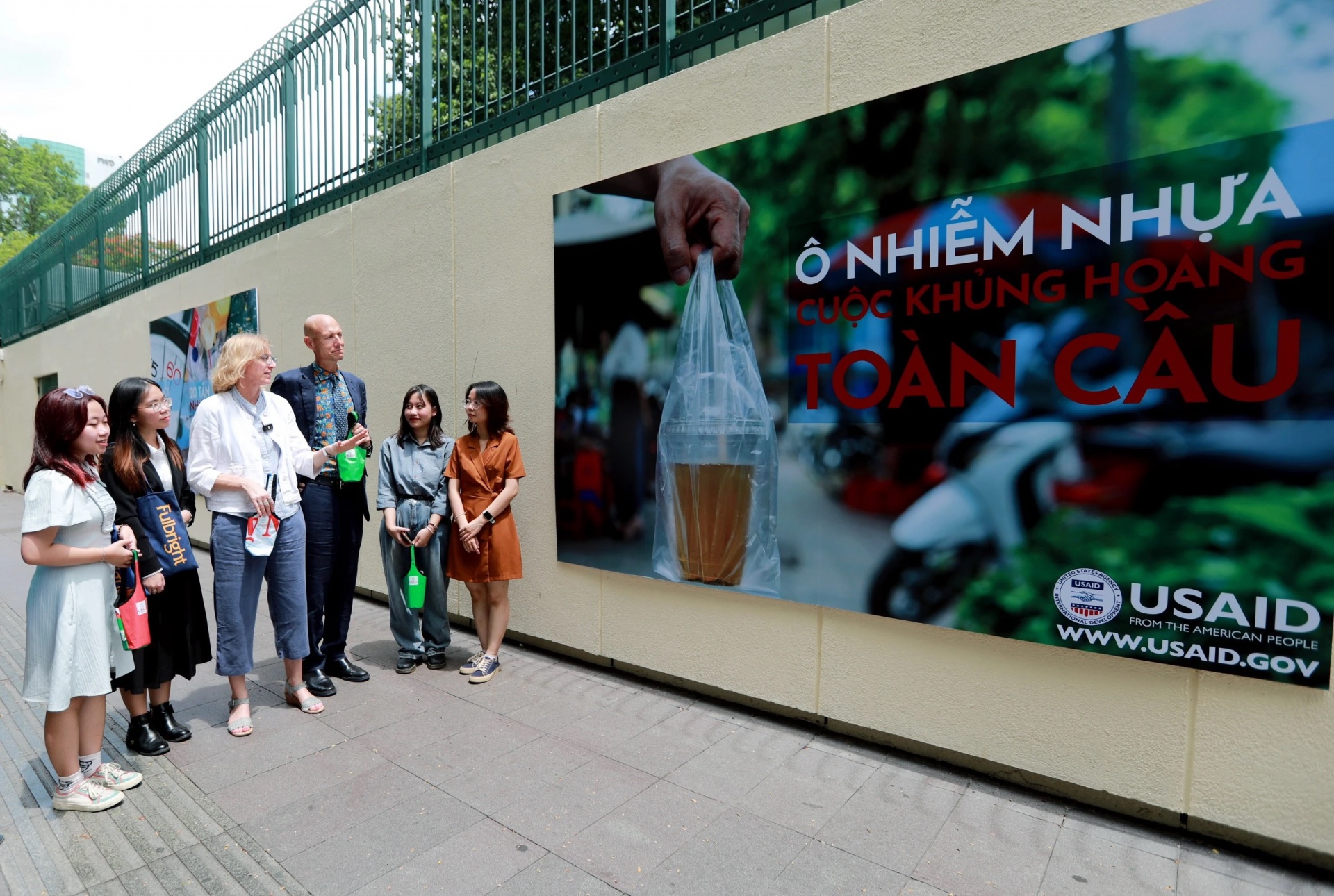 Tổng lãnh sự Burns đặc biệt quan tâm tình trạng ô nhiễm nhựa, cuộc khủng hoảng toàn cầu Tổng lãnh sự Burns đặc biệt quan tâm tình trạng ô nhiễm nhựa, cuộc khủng hoảng toàn cầu