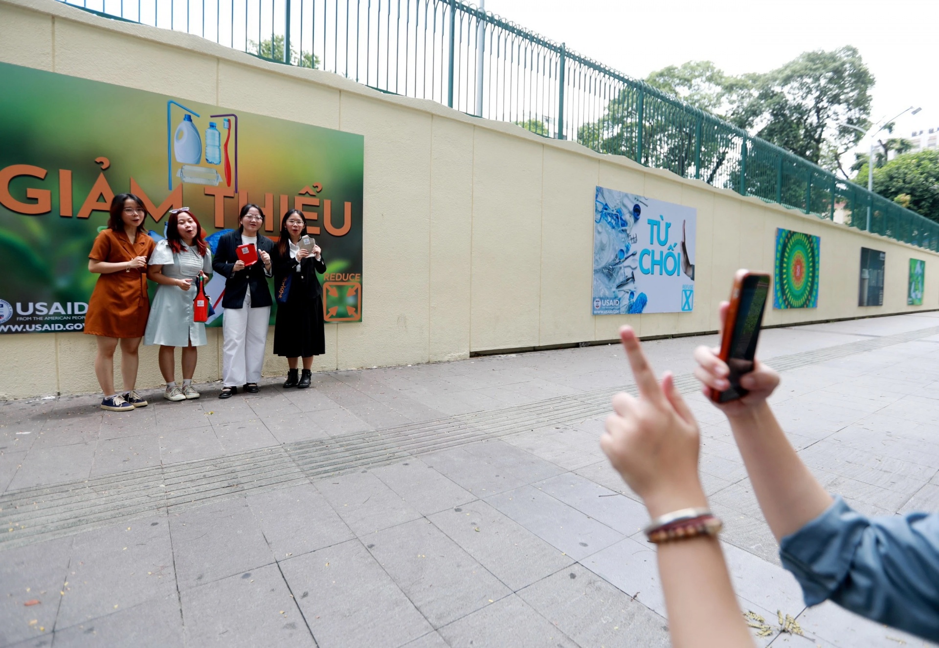 Thế hệ trẻ giờ đây quan tâm đến việc đóng góp cho nỗ lực giảm thiểu rác nhựa và bảo vệ môi trường ở Việt Nam Thế hệ trẻ giờ đây quan tâm đến việc đóng góp cho nỗ lực giảm thiểu rác nhựa và bảo vệ môi trường ở Việt Nam