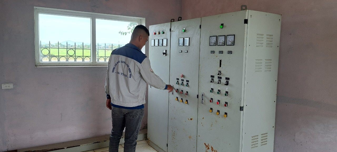 Cán bộ kỷ thuật Trung tâm NS&VSMTNT Hà Tĩnh vận hành công trình trình.