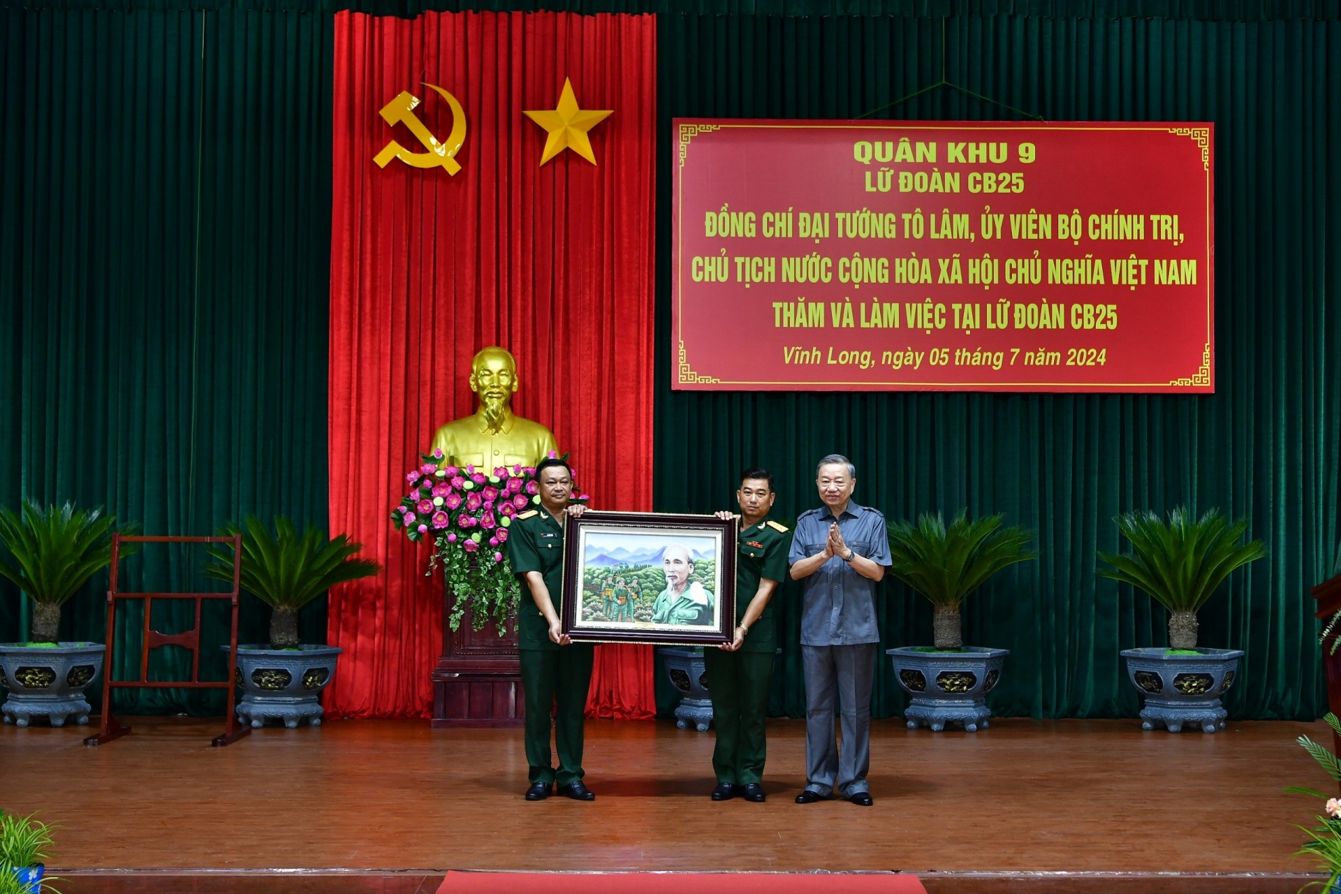 Chủ tịch nước Tô Lâm thăm và làm việc tại Lữ đoàn Công binh 25 (Quân khu 9)