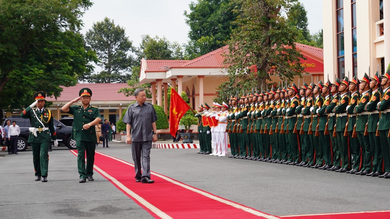 Chủ tịch nước Tô Lâm thăm và làm việc tại Lữ đoàn Công binh 25 (Quân khu 9)