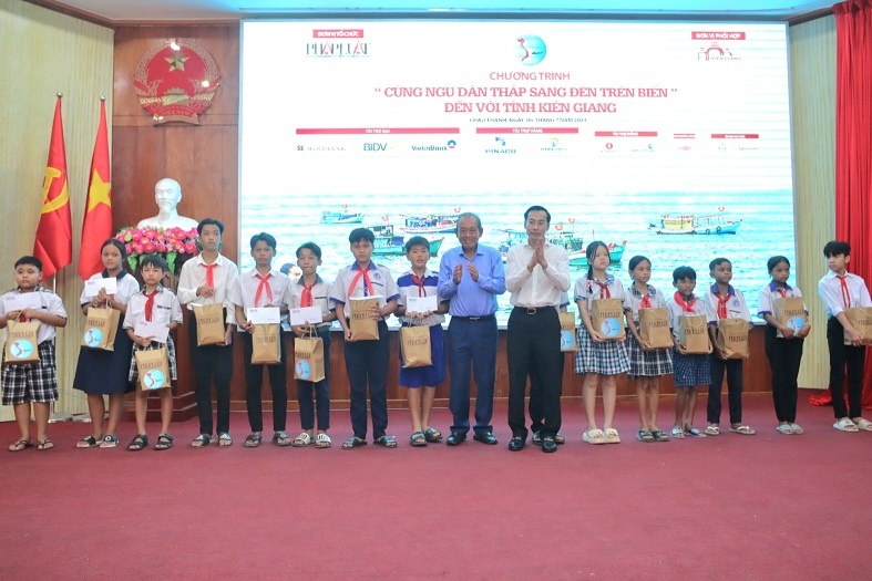 “Cùng ngư dân thắp sáng đèn trên biển” được tổ chức tại Kiên Giang “Cùng ngư dân thắp sáng đèn trên biển” được tổ chức tại Kiên Giang