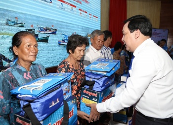 cung ngu dan thap sang den tren bien duoc to chuc tai kien giang