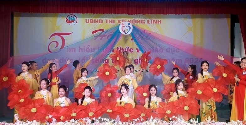 Phần thi chào hỏi của đội phường Trung Lương.
