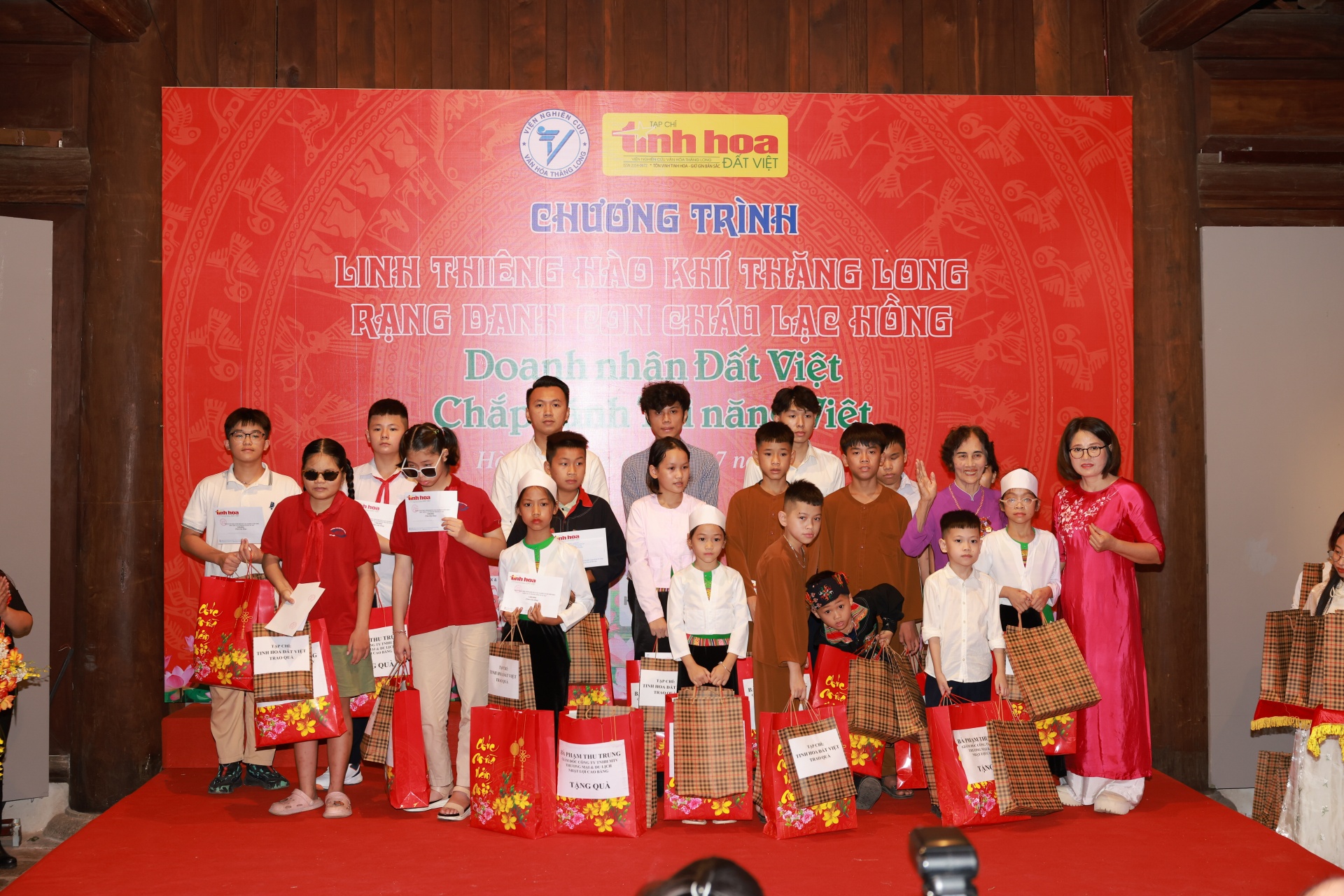 Chương trình “Linh thiêng hào khí Thăng Long, Rạng danh con cháu Lạc Hồng - Doanh nhân Đất Việt Chắp cánh Tài năng Việt