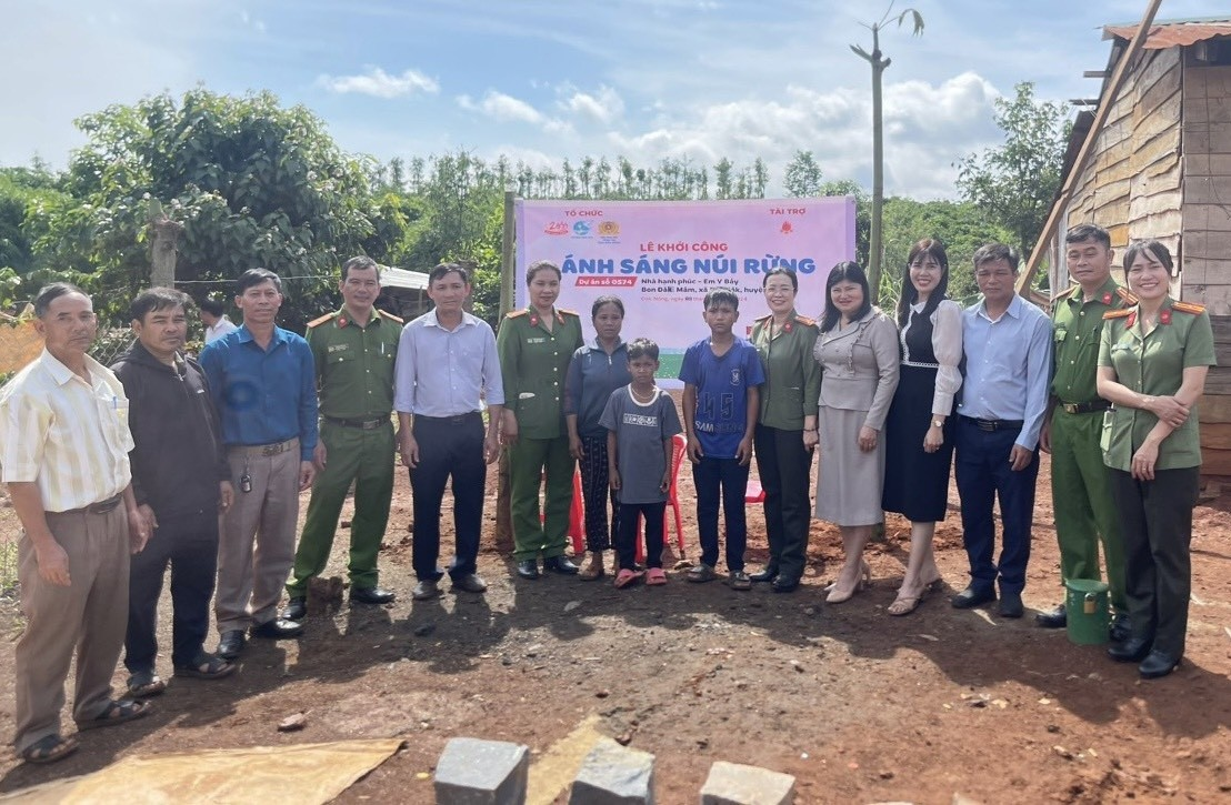 Lễ khởi công xây dựng “Ngôi nhà hạnh phúc” cho 2 trẻ mồ côi có sự chứng kiến của cấp ủy, chính quyền địa phương và Nhân dân trên địa bàn