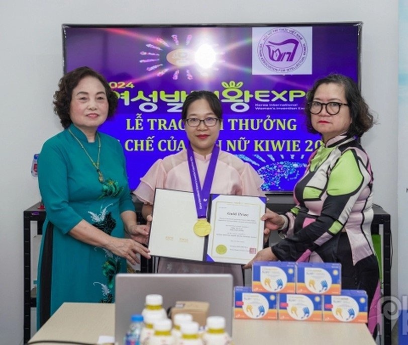 Tại lễ vinh danh ở Hội Nữ trí thức Tại lễ vinh danh ở Hội Nữ trí thức