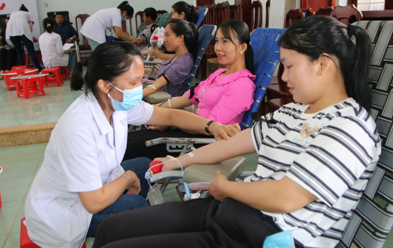 Các tình nguyện viên tham gia hiến máu Các tình nguyện viên tham gia hiến máu