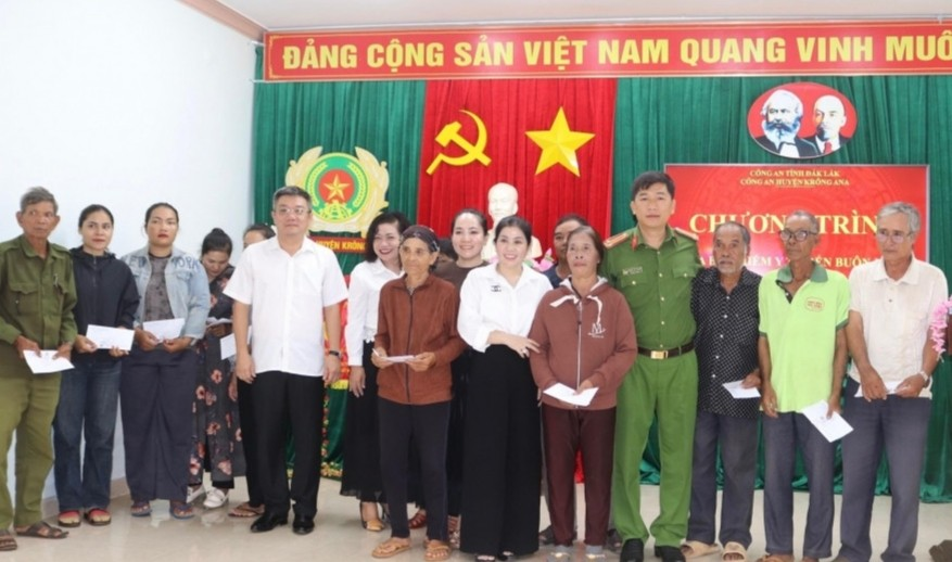 dak lak trao tang 188 the bhyt cho dong bao dan toc thieu so kho khan