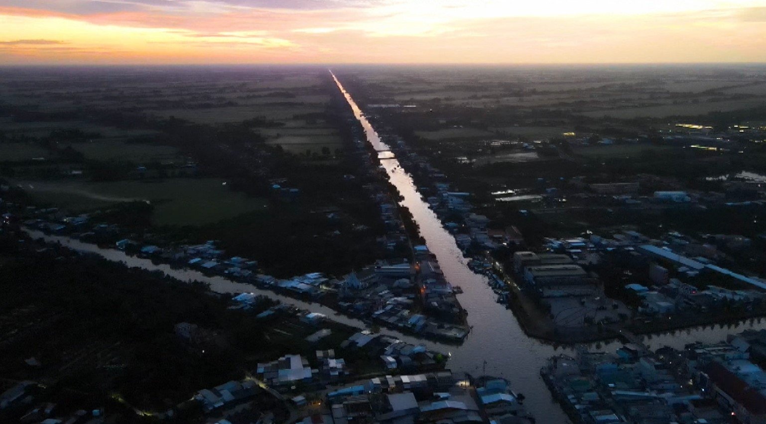 Xuôi dòng chợ nổi Ngã Năm