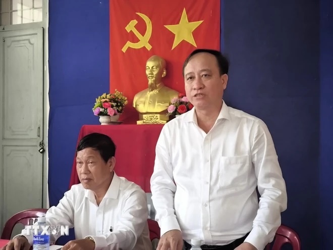 Phó Chủ tịch Ủy ban Nhân dân huyện Ba Tri Dương Văn Chương phát biểu tại buổi đối thoại. (Ảnh: TTXVN) Phó Chủ tịch Ủy ban Nhân dân huyện Ba Tri Dương Văn Chương phát biểu tại buổi đối thoại. (Ảnh: TTXVN)