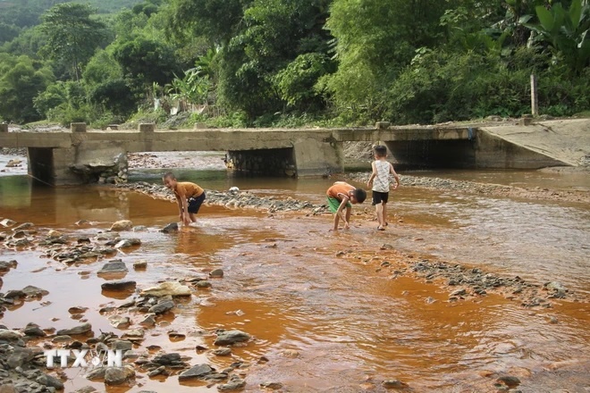 Nước sông Nậm Huống tại xã Châu Thành, huyện Quỳ Hợp, tỉnh Nghệ An chuyển màu đục vàng. (Ảnh: TTXVN) Nước sông Nậm Huống tại xã Châu Thành, huyện Quỳ Hợp, tỉnh Nghệ An chuyển màu đục vàng. (Ảnh: TTXVN)