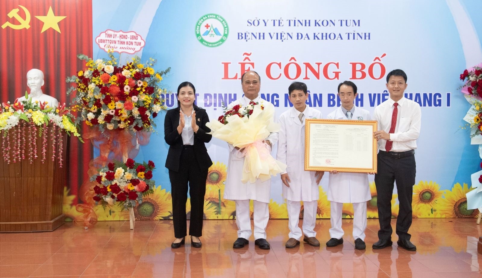 Bà Y Ngọc trao Quyết định công nhận bệnh viện hạng I cho lãnh đạo Bệnh viện đa khoa tỉnh. Bà Y Ngọc trao Quyết định công nhận bệnh viện hạng I cho lãnh đạo Bệnh viện đa khoa tỉnh.