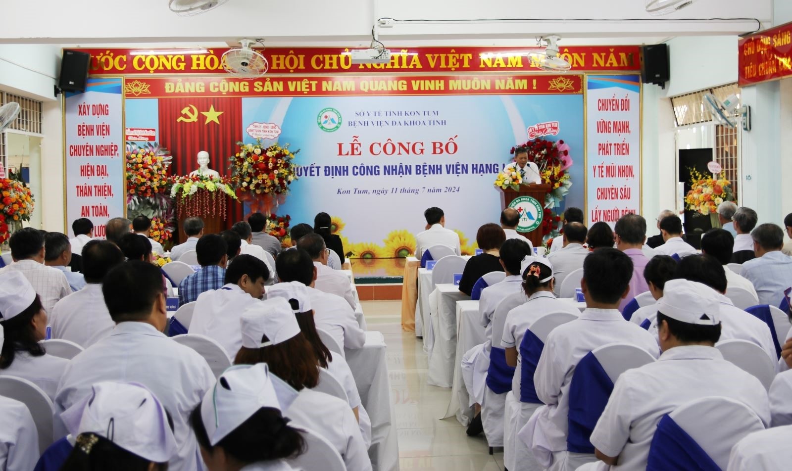 Quang cảnh buổi lễ. Quang cảnh buổi lễ.