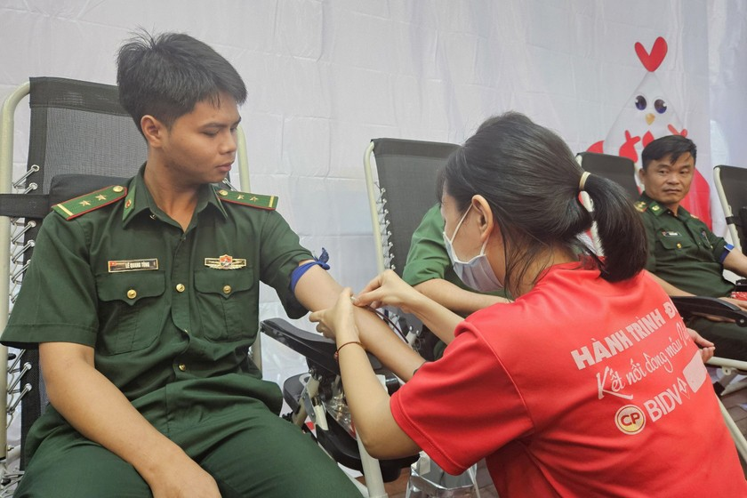 Cán bộ, chiến sĩ đến từ các đơn vị LLVT tại Gia Lai tham gia hiến máu Cán bộ, chiến sĩ đến từ các đơn vị LLVT tại Gia Lai tham gia hiến máu