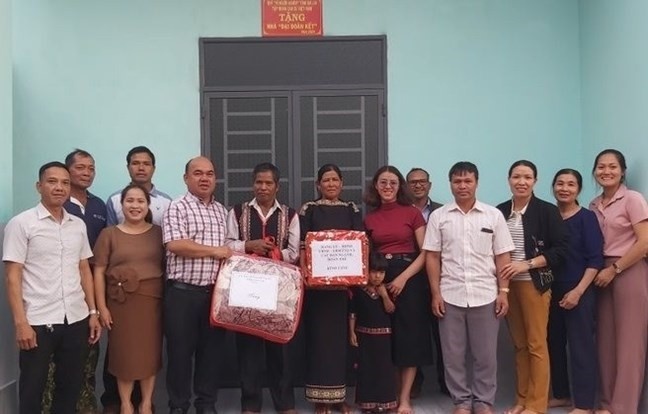 Ủy ban MTTQ Việt Nam tỉnh Gia Lai tặng quà cho các hộ nghèo. Ủy ban MTTQ Việt Nam tỉnh Gia Lai tặng quà cho các hộ nghèo.