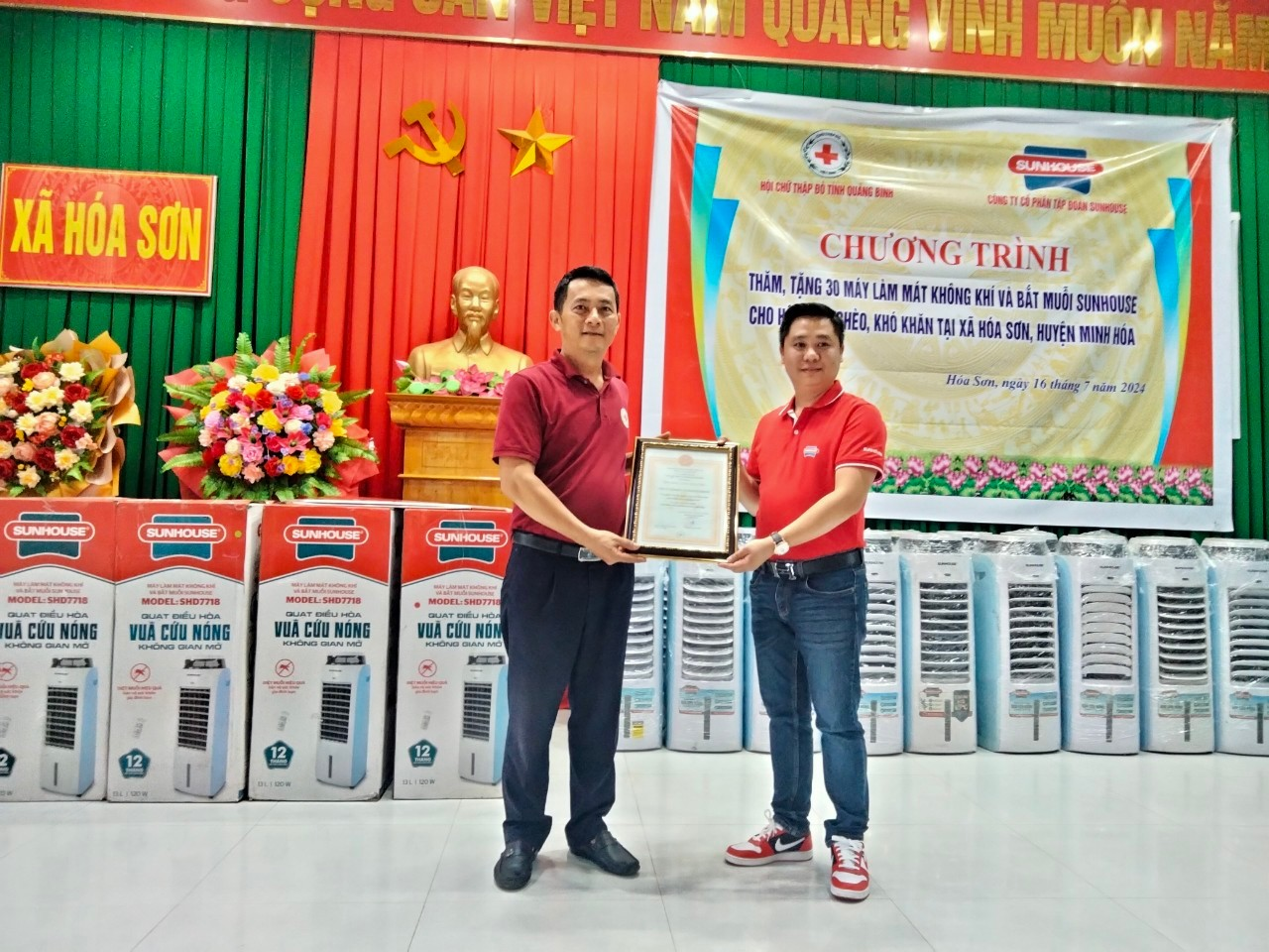 Đồng chí Đào Hữu Tuấn – Phó Chủ tịch Hội Chữ thập đỏ tỉnh trao  “Giấy ghi nhận Tấm lòng vàng nhân đạo” cho đại diện Công ty Cổ phần tập đoàn Sunhouse