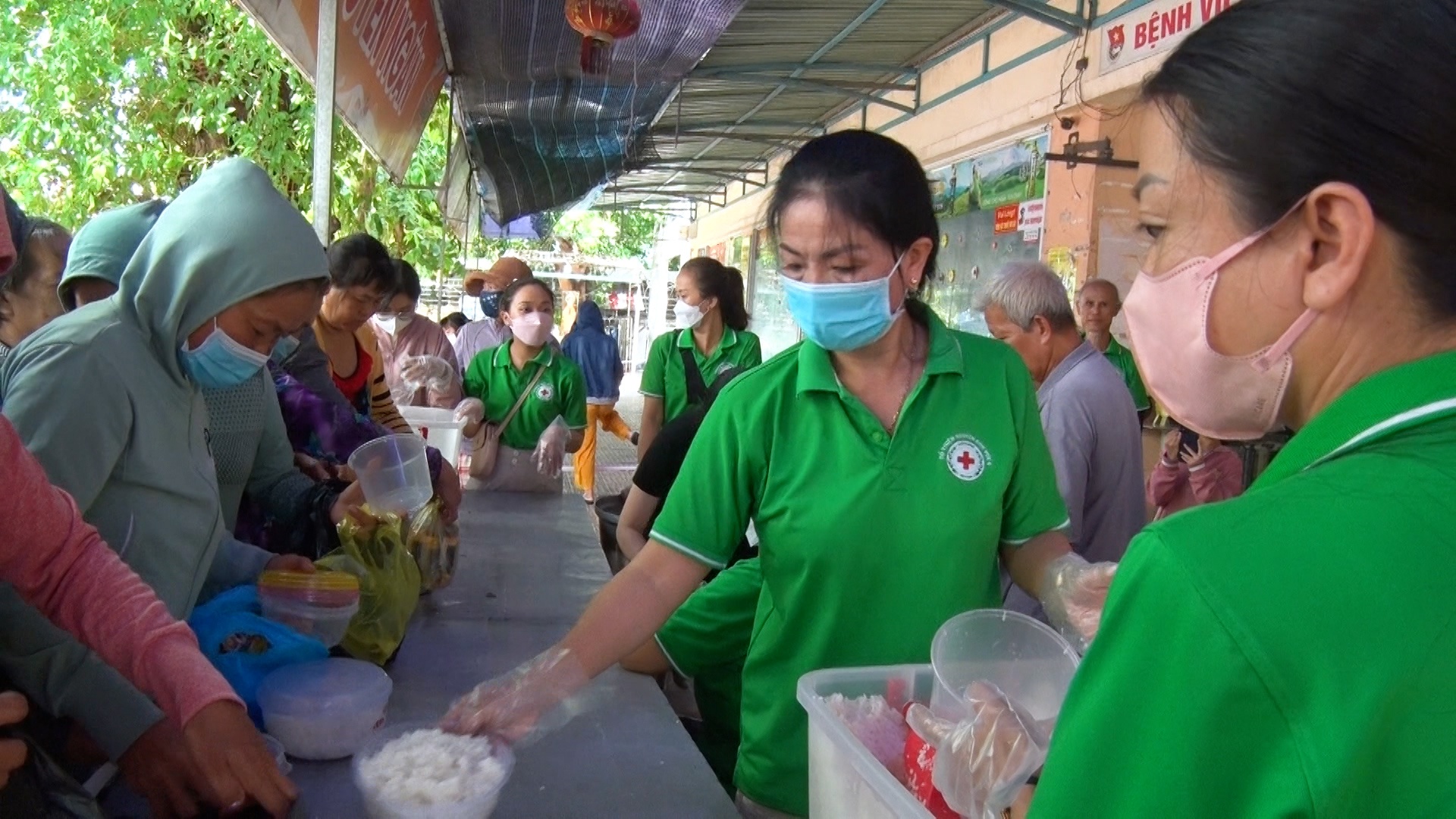 Những suất cơm nghĩa tình cho người bệnh ở Cần Thơ