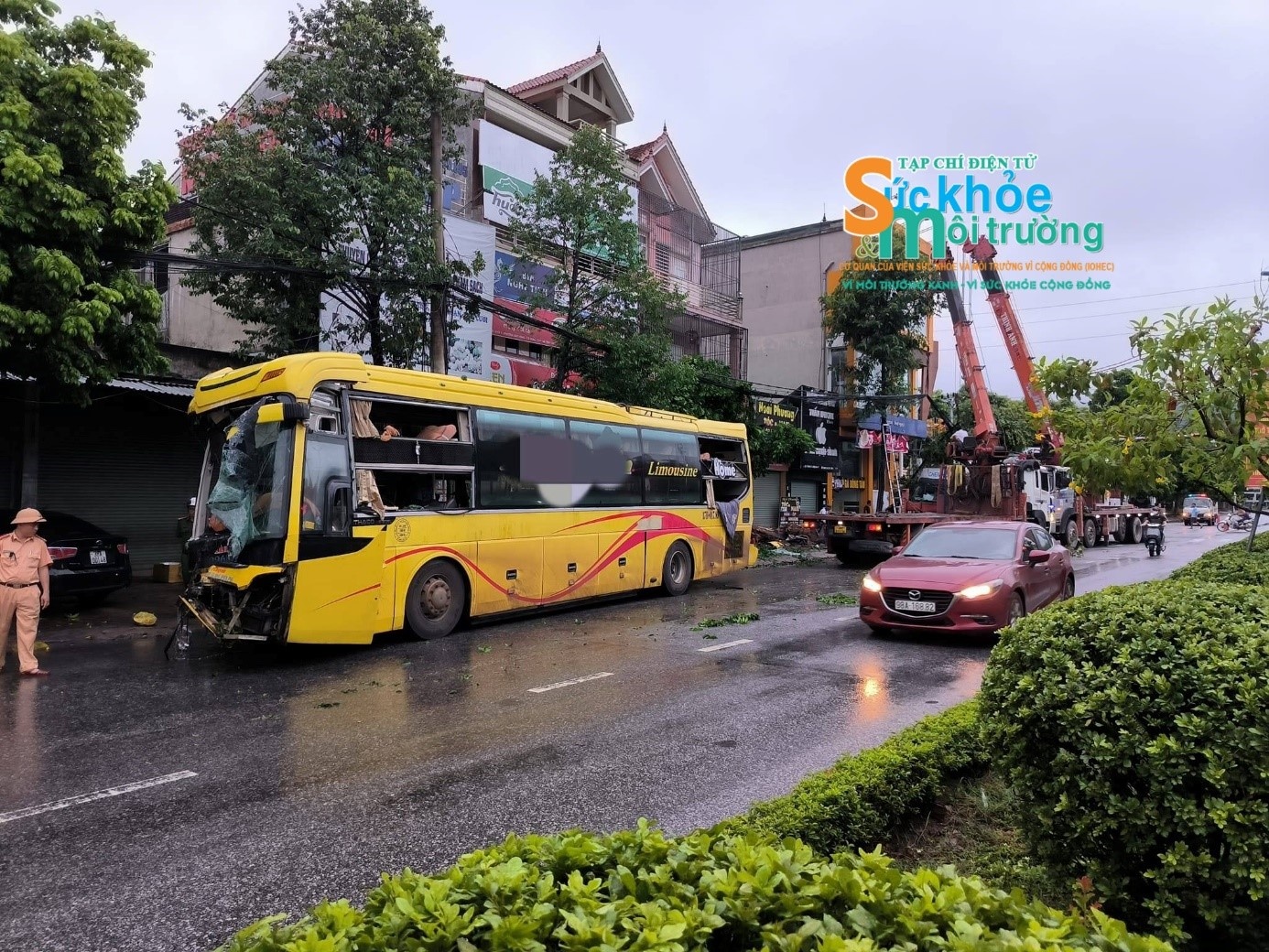 Hà Tĩnh: Hàng chục hành khách may mắn thoát nạn sau cú va chạm giữa 2 xe.