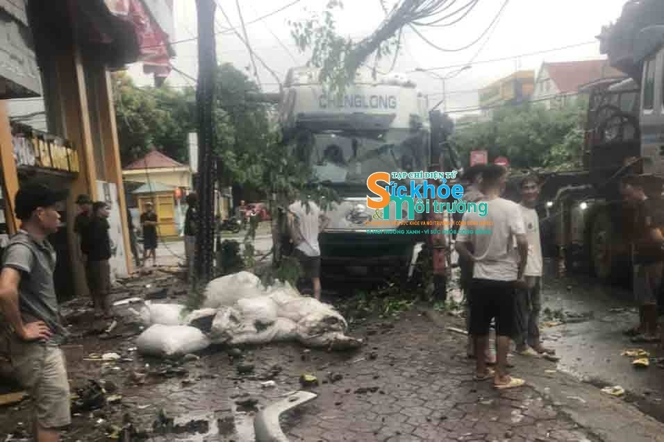 Hà Tĩnh: Hàng chục hành khách may mắn thoát nạn sau cú va chạm giữa 2 xe.