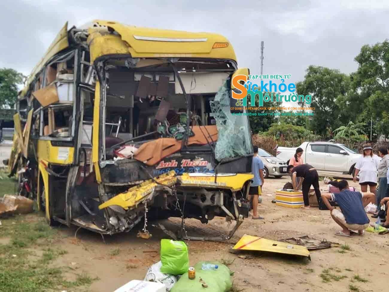 Hà Tĩnh: Hàng chục hành khách may mắn thoát nạn sau cú va chạm giữa 2 xe.