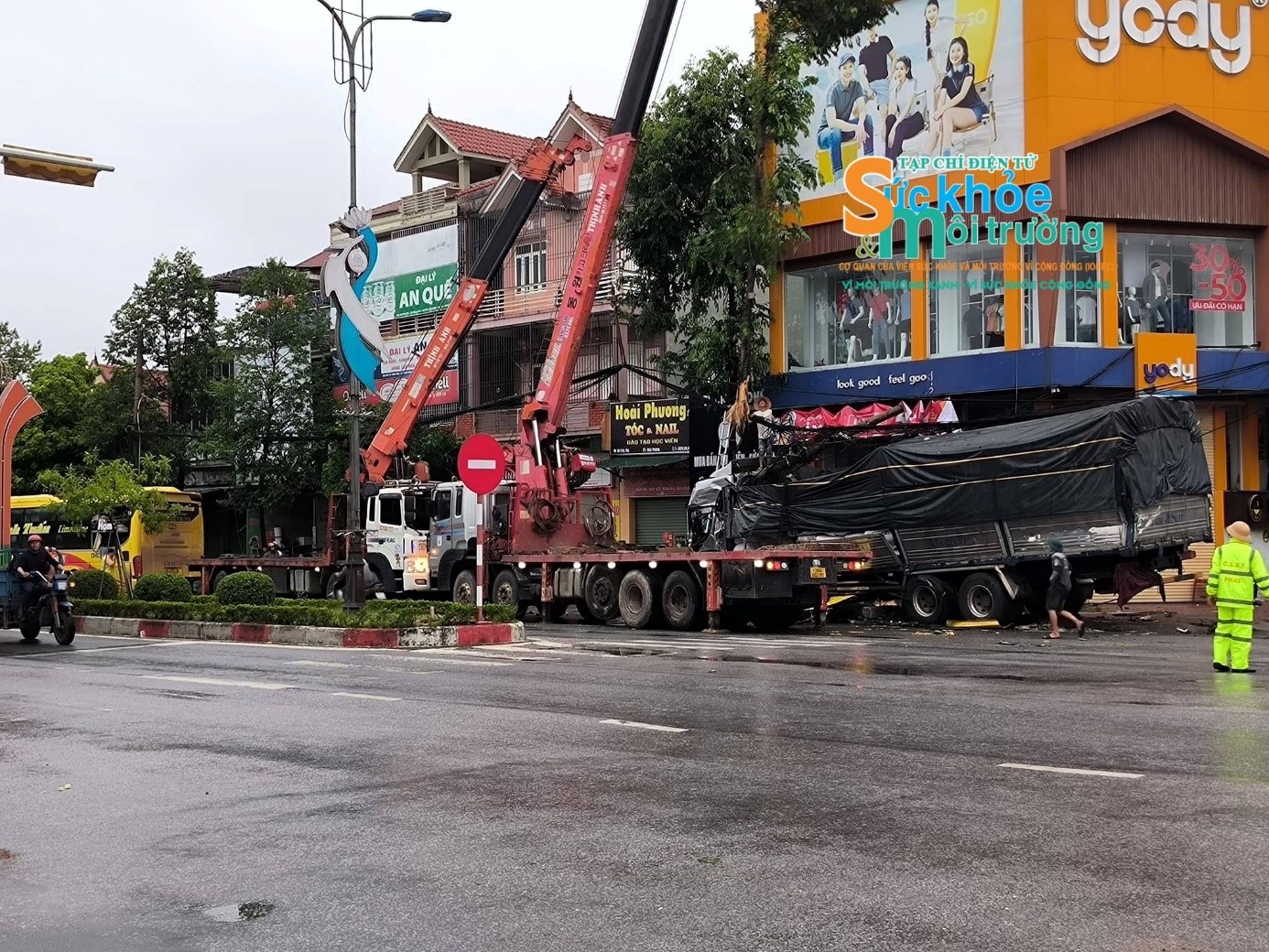 Hà Tĩnh: Hàng chục hành khách may mắn thoát nạn sau cú va chạm giữa 2 xe.