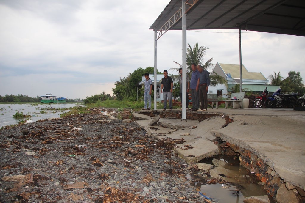 Chính quyền địa phương đã tiến hành khảo sát tại các điểm xảy ra sạt lở và sụt lún đất.