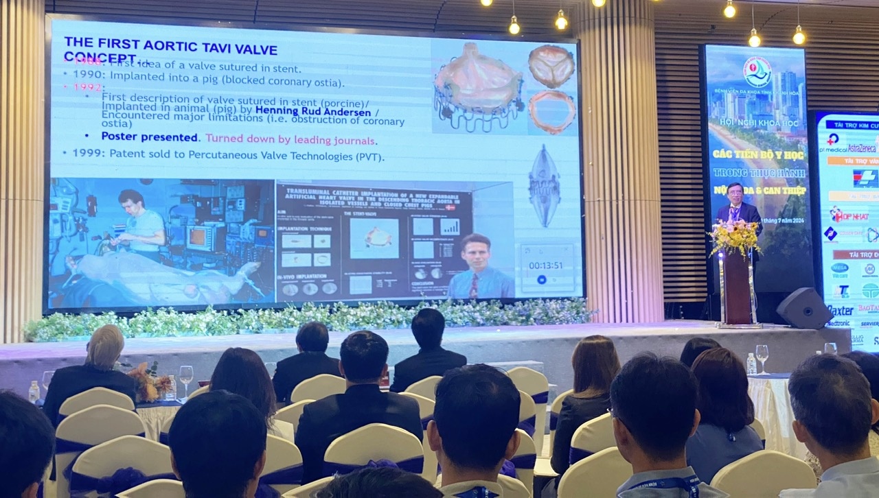 Trình bày báo cáo khoa học tại hội nghị Trình bày báo cáo khoa học tại hội nghị