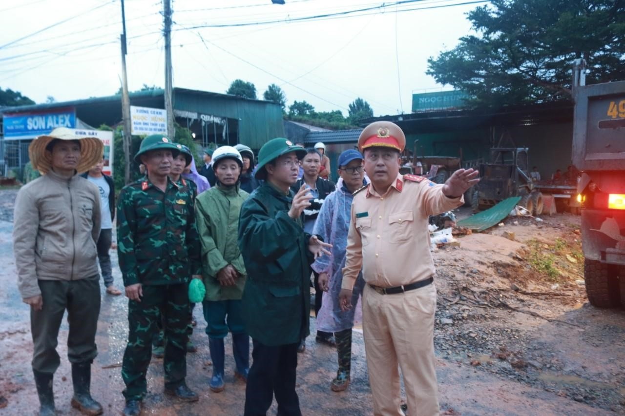 Bí thư Huyện ủy Đam Rông Nguyễn Văn Lộc có mặt tại hiện trường chỉ đạo công tác cứu hộ