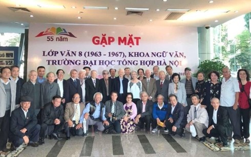 Tổng Bí thư, Chủ tịch nước Nguyễn Phú Trọng chụp ảnh lưu niệm tại buổi gặp mặt Lớp Văn 8 (1963-1967), Khoa Ngữ Văn, Trường Đại học Tổng hợp Hà Nội Tổng Bí thư, Chủ tịch nước Nguyễn Phú Trọng chụp ảnh lưu niệm tại buổi gặp mặt Lớp Văn 8 (1963-1967), Khoa Ngữ Văn, Trường Đại học Tổng hợp Hà Nội