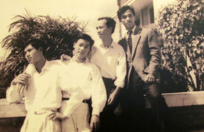 Tổng Bí thư, Chủ tịch nước Nguyễn Phú Trọng là cựu sinh viên Khoa Ngữ Văn, khóa 8, Trường Đại học Tổng hợp Hà Nội (người đứng thứ hai từ trái sang, chụp tháng 2/1965 ở ký túc xá Mễ Trì, Hà Nội) Tổng Bí thư, Chủ tịch nước Nguyễn Phú Trọng là cựu sinh viên Khoa Ngữ Văn, khóa 8, Trường Đại học Tổng hợp Hà Nội (người đứng thứ hai từ trái sang, chụp tháng 2/1965 ở ký túc xá Mễ Trì, Hà Nội)