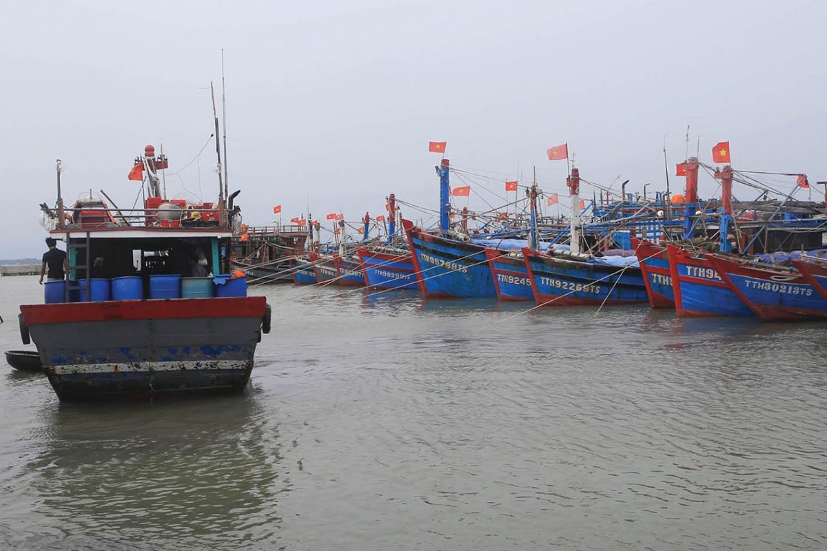 Công điện gửi Chủ tịch Ủy ban nhân dân tỉnh, thành phố: Quảng Ninh, Hải Phòng, Thái Bình, Nam Định, Ninh Bình, Thanh Hóa, Nghệ An, Hà Tĩnh, Quảng Bình, Quảng Trị, Thừa Thiên Huế, Đà Nẵng, Quảng Nam, Quảng Ngãi, Bình Định, Lạng Sơn, Hà Giang, Tuyên Quang, Lào Cai, Yên Bái, Phú Thọ, Hòa Bình, Cao Bằng, Bắc Kạn, Thái Nguyên; Các Bộ: Nông nghiệp và Phát triển nông thôn, Quốc phòng, Công an, Công Thương, Giao thông vận tải, Tài nguyên và Môi trường, Ngoại giao, Thông tin và Truyền thông, Văn hóa, Thể thao và Du lịch. Công điện nêu rõ, sáng nay (ngày 21 tháng 7 năm 2024), áp thấp nhiệt đới trên biển Đông đã mạnh lên thành bão (cơn bão số 2 trong năm 2024). Hồi 13 giờ chiều nay, vị trí tâm bão ở vào khoảng 16,8 độ Vĩ Bắc, 112,2 độ Kinh Đông trên vùng biển phía Tây quần đảo Hoàng Sa, sức gió mạnh nhất vùng gần tâm bão mạnh cấp 8, giật cấp 10, trưa và chiều mai (ngày 22 tháng 7 năm 2024) bão sẽ ảnh hưởng trực tiếp đến Vịnh Bắc Bộ gây gió mạnh trên biển; bão có thể gây mưa to đến rất to tại các địa phương khu vực Bắc Bộ và Thanh Hóa, đặc biệt là khu vực phía Đông Bắc Bộ trong những ngày tới; nguy cơ cao xảy ra lũ lớn cục bộ trên các sông suối nhỏ, ngập úng tại vùng thấp trũng và các đô thị, lũ quét, sạt lở đất ở miền núi và khu vực sườn dốc. Để chủ động ứng phó với bão số 2 và mưa lũ, Thủ tướng Chính phủ yêu cầu các Bộ trưởng, Chủ tịch Ủy ban nhân dân các tỉnh, thành phố tiếp tục chỉ đạo, triển khai kịp thời, hiệu quả các biện pháp ứng phó bão, mưa lũ nhằm bảo đảm an toàn tính mạng, hạn chế thấp nhất thiệt hại về tài sản cho người dân, tập trung một số nhiệm vụ chủ yếu sau: 1. Chủ tịch Ủy ban nhân dân các tỉnh, thành phố: Tiếp tục tổ chức theo dõi chặt chẽ diễn biến của bão, mưa lũ, ngập lụt để chỉ đạo, triển khai công tác ứng phó kịp thời, phù hợp với tình hình cụ thể tại địa phương, bảo đảm an toàn tính mạng cho người dân, trong đó: a) Tiếp tục hướng dẫn các tàu thuyền, phương tiện (bao gồm cả tàu du lịch) còn hoạt động trên biển, ven biển chủ động thoát ra khỏi khu vực nguy hiểm hoặc về nơi tránh trú an toàn. b) Rà soát, chủ động sơ tán người dân ra khỏi khu vực nguy hiểm để bảo đảm an toàn, nhất là các hộ dân tại khu vực có nguy cơ xảy ra sạt lở đất, lũ quét. c) Bố trí lực lượng canh gác, kiểm soát, hướng dẫn, hỗ trợ bảo đảm an toàn giao thông qua các ngầm tràn, khu vực bị sạt lở hoặc có nguy cơ sạt lở, khu vực bị ngập sâu, nước chảy xiết; kiên quyết không cho người và phương tiện qua lại nếu không bảo đảm an toàn. Chủ động bố trí lực lượng ứng trực tại các khu vực trọng điểm xung yếu để sẵn sàng ứng cứu, cứu hộ cứu nạn khi có tình huống. d) Triển khai biện pháp bảo đảm an toàn hồ đập, đê điều, hạn chế thiệt hại đối với nuôi trồng thủy hải sản, sản xuất nông nghiệp, công nghiệp và công trình cơ sở hạ tầng. đ) Kịp thời tổ chức thăm hỏi, động viên, hỗ trợ gia đình bị thiệt hại, nhất là những gia đình có người bị chết, mất tích; huy động các lực lượng tại chỗ hỗ trợ người dân khắc phục nhanh hậu quả thiên tai. 2. Bộ Tài nguyên và Môi trường tiếp tục chỉ đạo theo dõi chặt chẽ diễn biến bão, mưa lũ, dự báo, thông tin kịp thời cho cơ quan chức năng và người dân biết để chủ động chỉ đạo, triển khai công tác ứng phó. 3. Bộ Nông nghiệp và Phát triển nông thôn, Bộ Công Thương theo chức năng quản lý nhà nước được giao phối hợp địa phương: chỉ đạo điều tiết các hồ thủy lợi, thủy điện bảo đảm vận hành khoa học, an toàn tuyệt đối cho công trình, không để xảy ra lũ nhân tạo, góp phần cắt giảm lũ cho hạ du, trong đó lưu ý phải thông báo sớm cho người dân trước khi vận hành xả lũ; chỉ đạo công tác đảm bảo an toàn đối với hoạt động thủy sản, sản xuất nông nghiệp, công nghiệp, an toàn hệ thống điện. 4. Bộ Quốc phòng, Bộ Công an chỉ đạo các đơn vị liên quan và lực lượng đóng trên địa bàn phối hợp chặt chẽ với các địa phương, chủ động bố trí lực lượng, phương tiện hỗ trợ sơ tán, di dời dân cư ra khỏi khu vực nguy hiểm, tổ chức cứu hộ, cứu nạn, khắc phục hậu quả khi có yêu cầu của địa phương. 5. Bộ Giao thông vận tải chỉ đạo công tác bảo đảm an toàn cho phương tiện vận tải trên biển, ven biển; chỉ đạo, phối hợp, hỗ trợ địa phương khắc phục nhanh các tuyến giao thông bị sạt lở, nhất là trên các trục giao thông chính. 6. Các Bộ, ngành khác theo chức năng quản lý nhà nước được giao chủ động chỉ đạo cơ quan chức năng phối hợp với địa phương triển khai công tác ứng phó với bão, mưa lũ theo quy định. 7. Đài Truyền hình Việt Nam, Đài Tiếng nói Việt Nam và các cơ quan truyền thông tăng cường đưa tin để người dân nắm được thông tin về diễn biến và dự báo thiên tai, chỉ đạo của cơ quan chức năng, hướng dẫn người dân kỹ năng ứng phó để giảm thiệt hại do thiên tai. 8. Bộ Nông nghiệp và Phát triển nông thôn tiếp tục theo dõi chặt chẽ tình hình thiên tai, chủ động chỉ đạo, đôn đốc triển khai công tác ứng phó phù hợp với diễn biến thiên tai theo nhiệm vụ được phân công, kịp thời báo cáo, đề xuất Thủ tướng Chính phủ chỉ đạo những vấn đề vượt thẩm quyền.