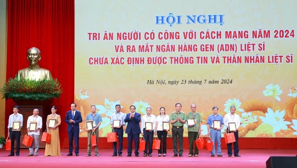 Trao chứng nhận kết quả giám định ADN cho thân nhân các liệt sỹ. (Ảnh: PV/Vietnam+) Trao chứng nhận kết quả giám định ADN cho thân nhân các liệt sỹ. (Ảnh: PV/Vietnam+)