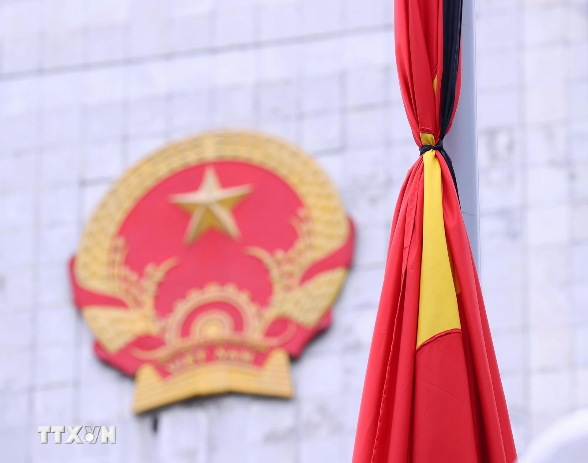 Ủy ban Nhân dân thành phố Hà Nội treo cờ rủ tưởng nhớ Tổng Bí thư Nguyễn Phú Trọng. (Ảnh: TTXVN) Ủy ban Nhân dân thành phố Hà Nội treo cờ rủ tưởng nhớ Tổng Bí thư Nguyễn Phú Trọng. (Ảnh: TTXVN)