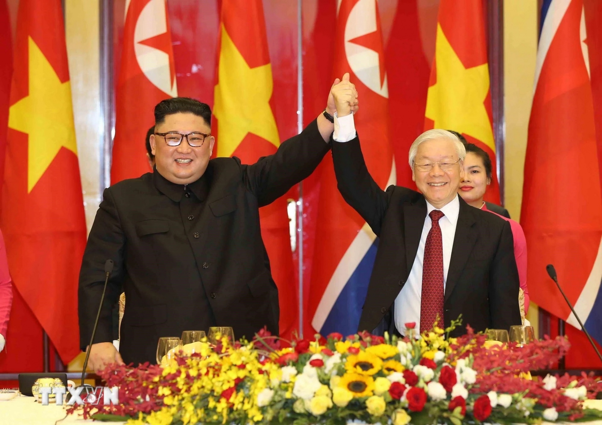Tổng Bí thư, Chủ tịch nước Nguyễn Phú Trọng chủ trì tiệc chiêu đãi trọng thể chào mừng Chủ tịch Đảng Lao động Triều Tiên, Chủ tịch Ủy ban Quốc vụ nước Cộng hòa Dân chủ Nhân dân Triều Tiên Kim Jong-un thăm hữu nghị chính thức Việt Nam, tối 1/3/2019, tại Hà Nội. (Ảnh: Trí Dũng/TTXVN) Tổng Bí thư, Chủ tịch nước Nguyễn Phú Trọng chủ trì tiệc chiêu đãi trọng thể chào mừng Chủ tịch Đảng Lao động Triều Tiên, Chủ tịch Ủy ban Quốc vụ nước Cộng hòa Dân chủ Nhân dân Triều Tiên Kim Jong-un thăm hữu nghị chính thức Việt Nam, tối 1/3/2019, tại Hà Nội. (Ảnh: Trí Dũng/TTXVN)