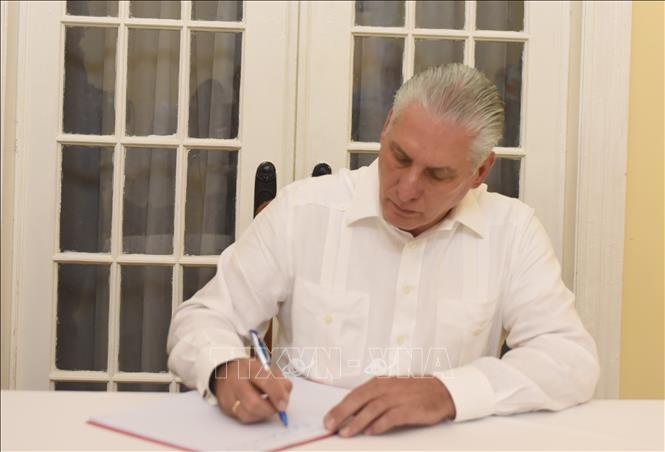 Bí thư thứ nhất Ban Chấp hành Trung ương Đảng, Chủ tịch Cuba Miguel Díaz-Canel Bermúdez ghi sổ tang Bí thư thứ nhất Ban Chấp hành Trung ương Đảng, Chủ tịch Cuba Miguel Díaz-Canel Bermúdez ghi sổ tang