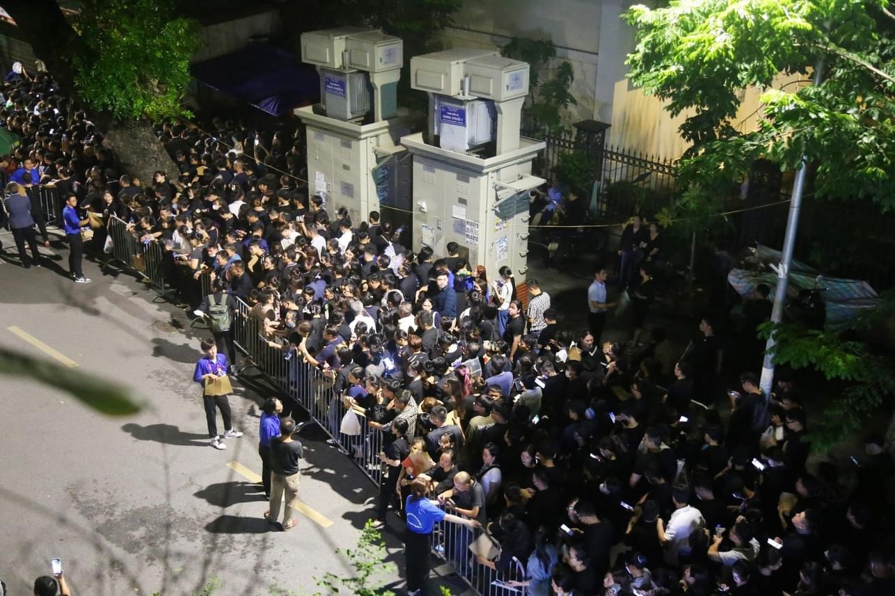 Người xếp hàng trên phố Nguyễn Công Trứ. Dù đông người song vẫn trật tự, không có cảnh chen lấn, xô đẩy nhau. Ảnh: VnExpress