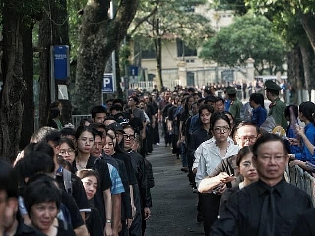 Hàng ngàn, hàng vạn người dân thành kính vào viếng Tổng Bí Thư Nguyễn Phú Trọng