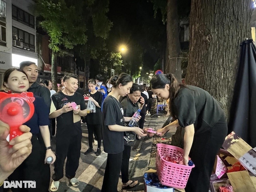 Hàng ngàn, hàng vạn người dân thành kính vào viếng Tổng Bí Thư Nguyễn Phú Trọng