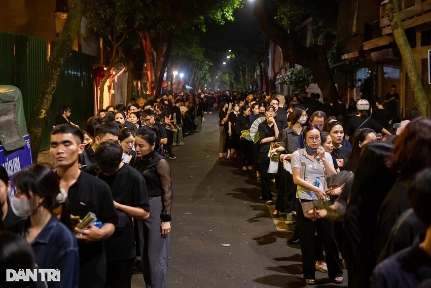 Hàng ngàn, hàng vạn người dân thành kính vào viếng Tổng Bí Thư Nguyễn Phú Trọng