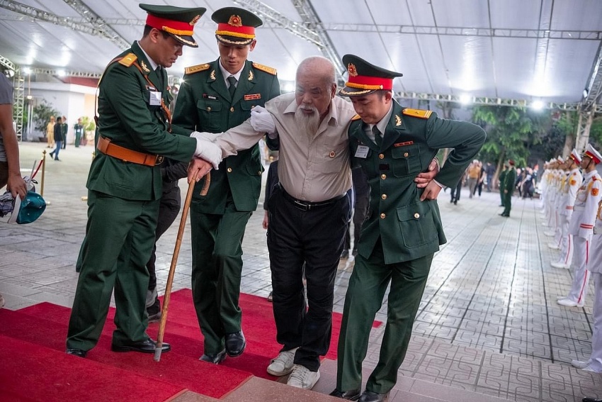 Hàng ngàn, hàng vạn người dân thành kính vào viếng Tổng Bí Thư Nguyễn Phú Trọng