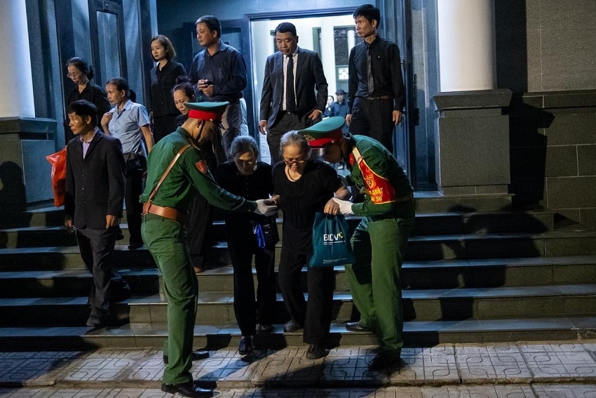 Hàng ngàn, hàng vạn người dân thành kính vào viếng Tổng Bí Thư Nguyễn Phú Trọng