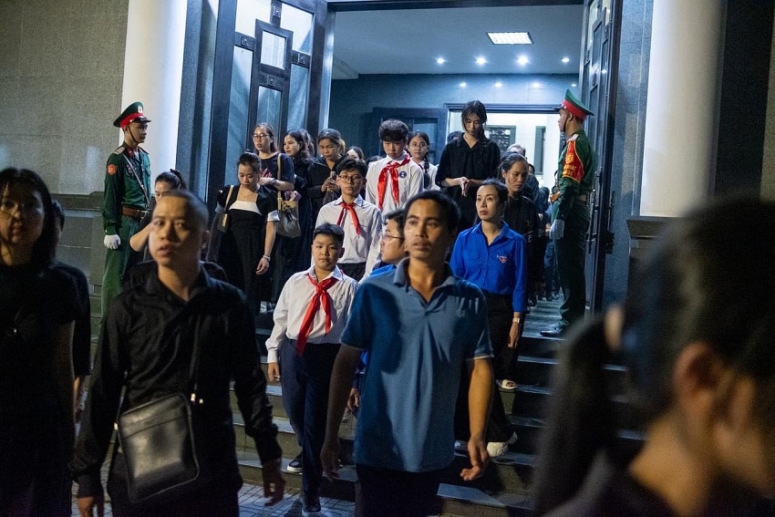 Hàng ngàn, hàng vạn người dân thành kính vào viếng Tổng Bí Thư Nguyễn Phú Trọng