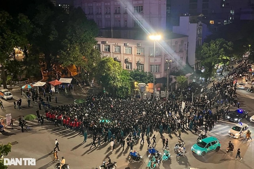 Hàng ngàn, hàng vạn người dân thành kính vào viếng Tổng Bí Thư Nguyễn Phú Trọng