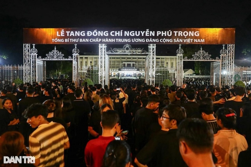 Hàng ngàn, hàng vạn người dân thành kính vào viếng Tổng Bí Thư Nguyễn Phú Trọng