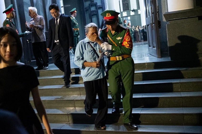 Hàng ngàn, hàng vạn người dân thành kính vào viếng Tổng Bí Thư Nguyễn Phú Trọng