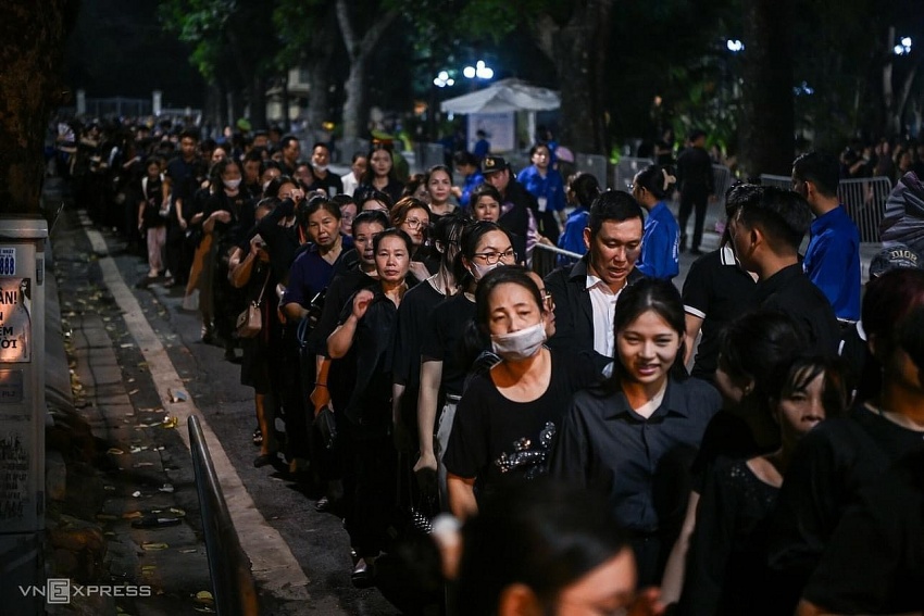 Hàng ngàn, hàng vạn người dân thành kính vào viếng Tổng Bí Thư Nguyễn Phú Trọng