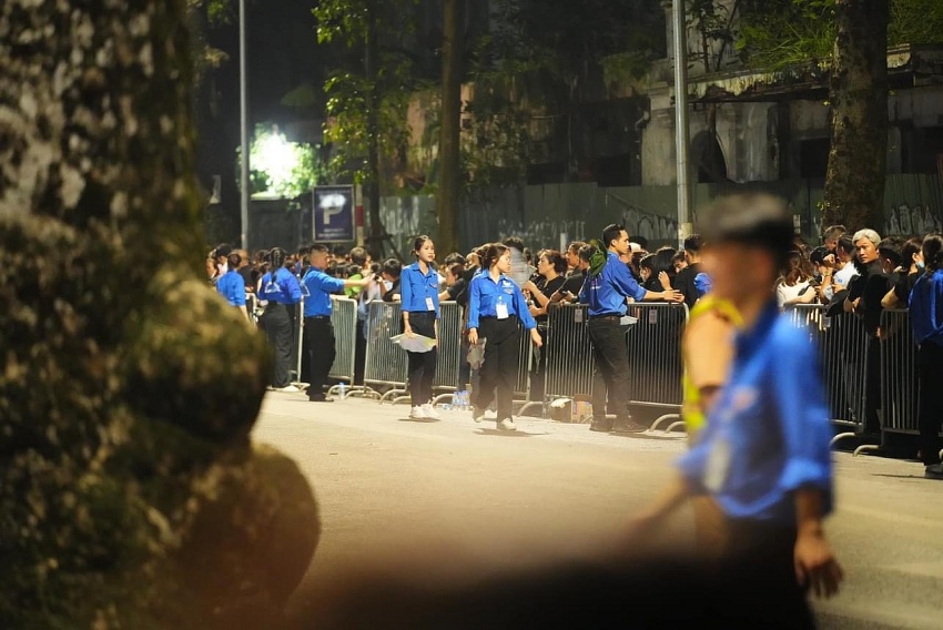 Hàng ngàn, hàng vạn người dân thành kính vào viếng Tổng Bí Thư Nguyễn Phú Trọng