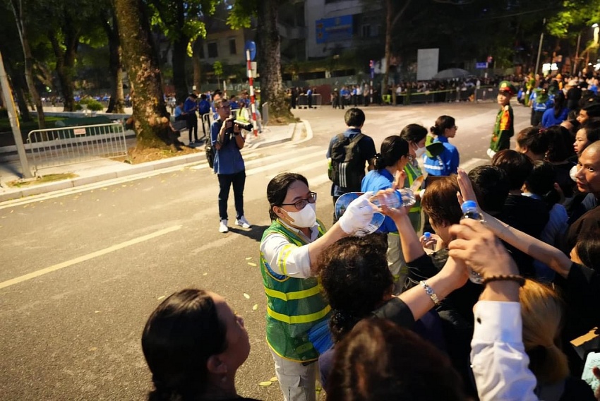 Hàng ngàn, hàng vạn người dân thành kính vào viếng Tổng Bí Thư Nguyễn Phú Trọng
